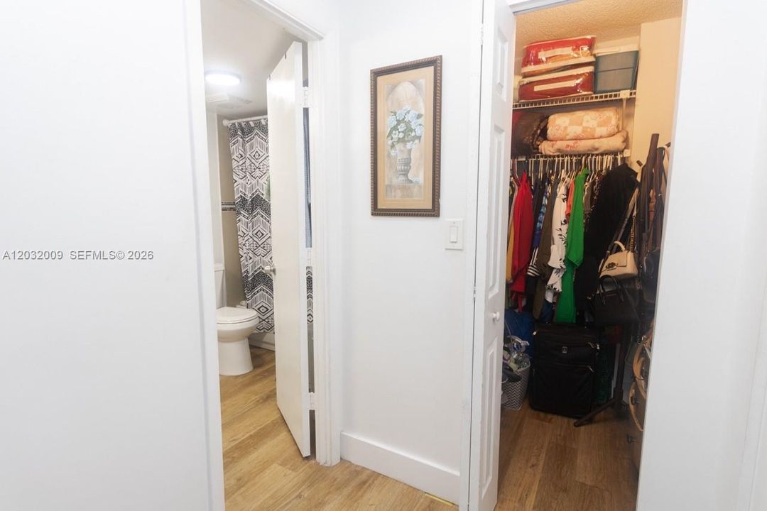 For Rent: $2,300 (2 beds, 2 baths, 979 Square Feet)