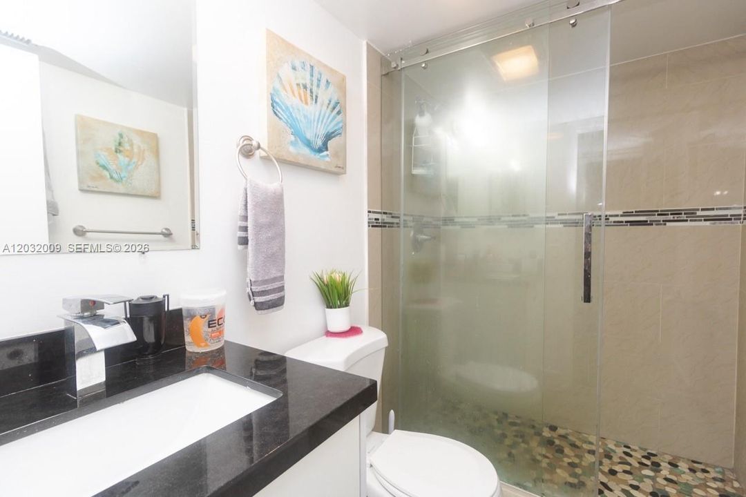 For Rent: $2,300 (2 beds, 2 baths, 979 Square Feet)