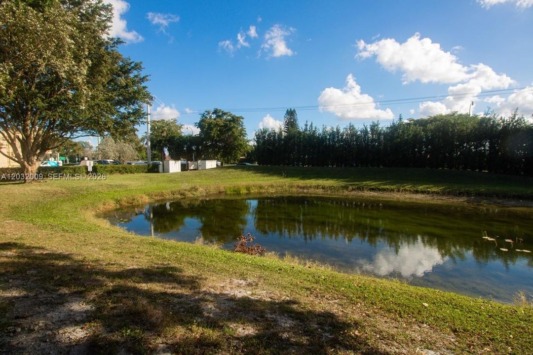 For Rent: $2,300 (2 beds, 2 baths, 979 Square Feet)