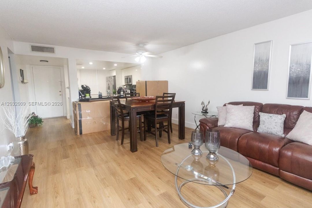 For Rent: $2,300 (2 beds, 2 baths, 979 Square Feet)
