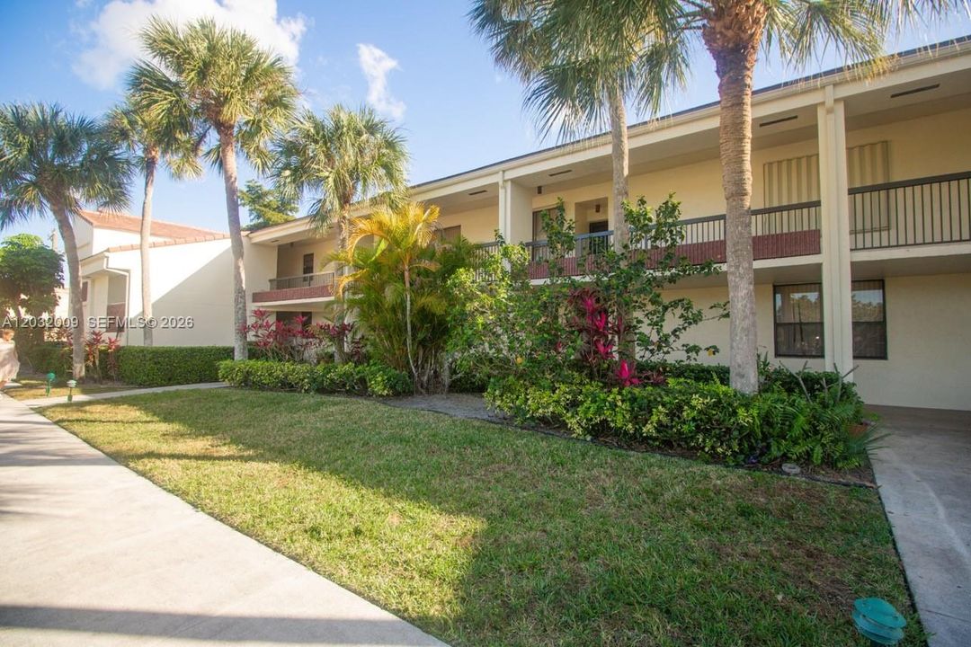 For Rent: $2,300 (2 beds, 2 baths, 979 Square Feet)