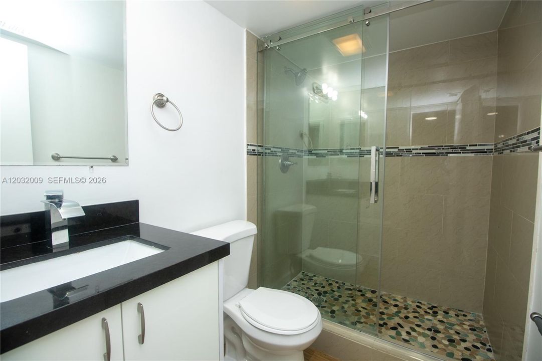 For Rent: $2,300 (2 beds, 2 baths, 979 Square Feet)