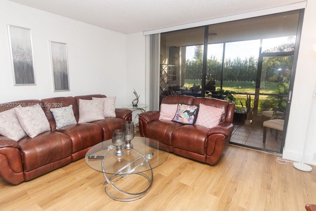 For Rent: $2,300 (2 beds, 2 baths, 979 Square Feet)