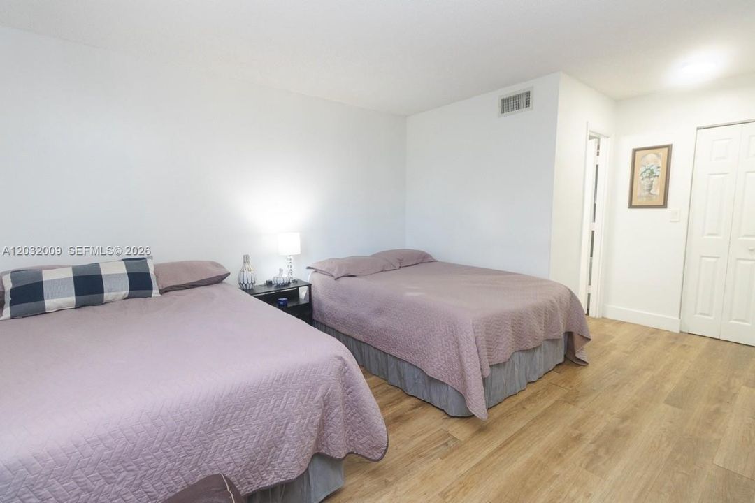 For Rent: $2,300 (2 beds, 2 baths, 979 Square Feet)