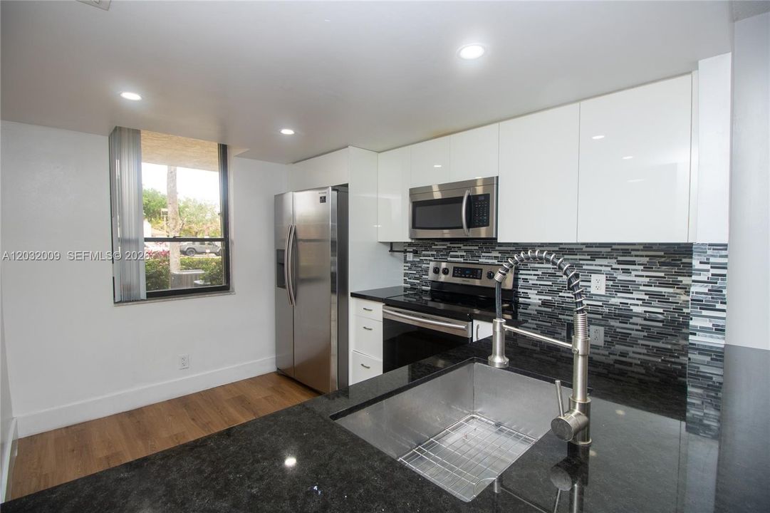 For Rent: $2,300 (2 beds, 2 baths, 979 Square Feet)
