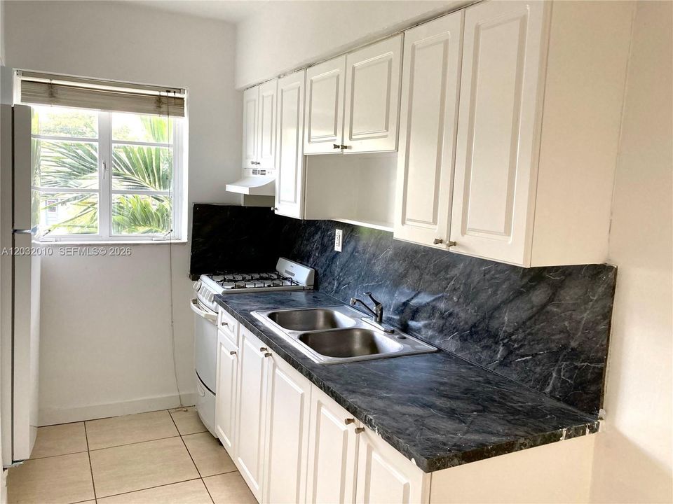 For Sale: $180,000 (1 beds, 1 baths, 577 Square Feet)