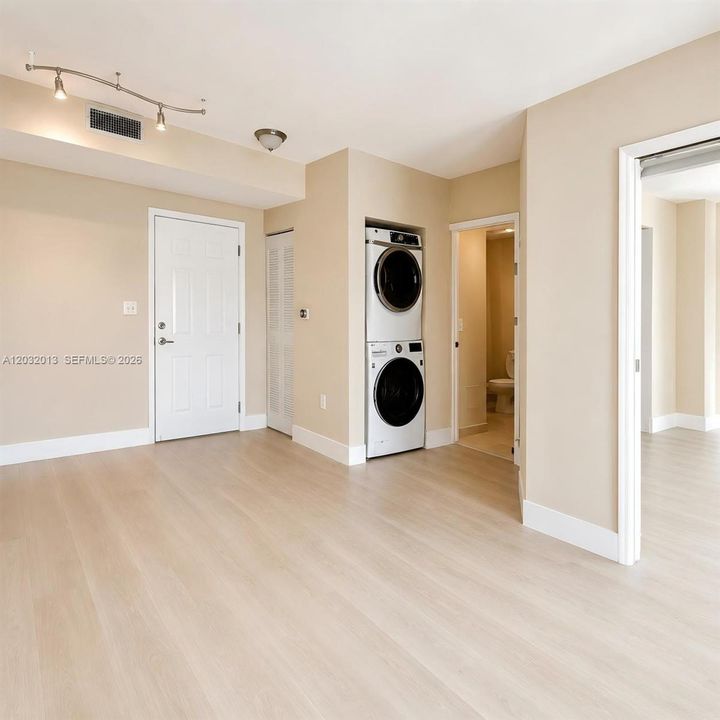 For Sale: $369,500 (2 beds, 2 baths, 989 Square Feet)