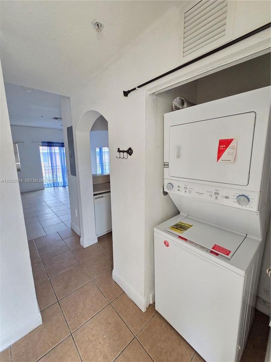 En Venta: $340,000 (2 camas, 2 baños, 940 Pies cuadrados)