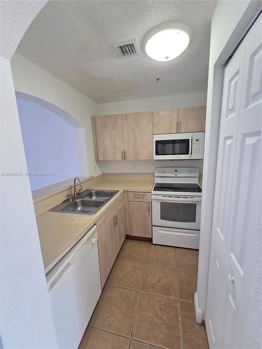En Venta: $340,000 (2 camas, 2 baños, 940 Pies cuadrados)