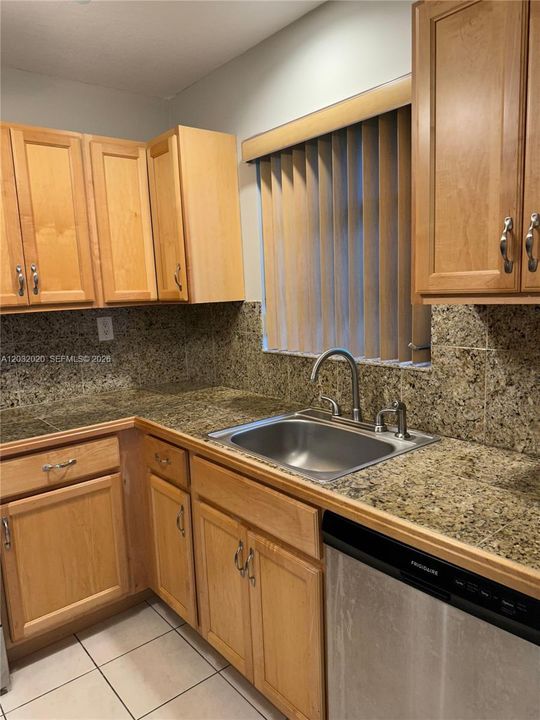For Rent: $2,600 (2 beds, 1 baths, 795 Square Feet)