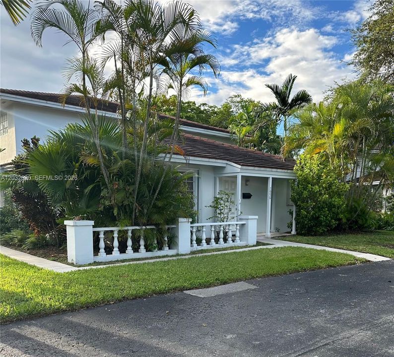 For Rent: $2,600 (2 beds, 1 baths, 795 Square Feet)