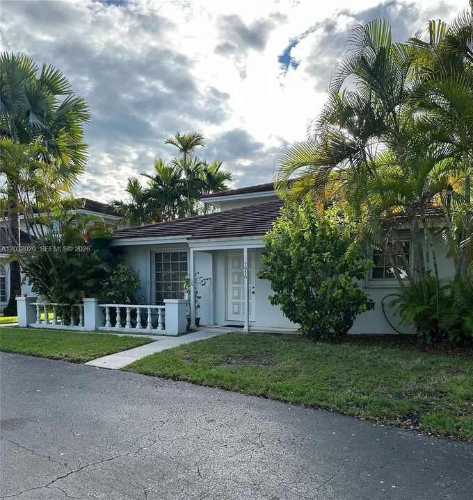 For Rent: $2,600 (2 beds, 1 baths, 795 Square Feet)