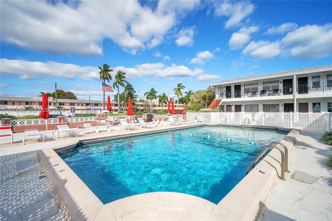 For Sale: $210,000 (1 beds, 1 baths, 739 Square Feet)