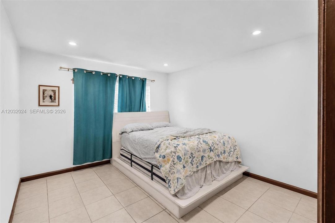 For Sale: $1,299,999 (4 beds, 2 baths, 2720 Square Feet)