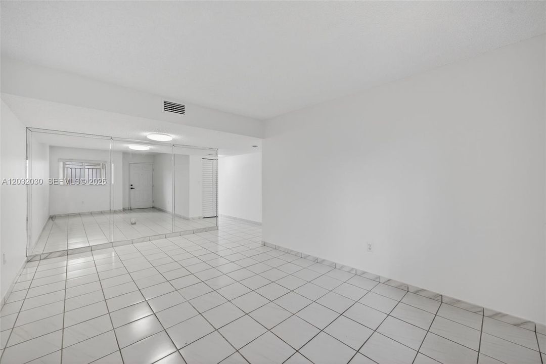 For Rent: $2,700 (2 beds, 2 baths, 1185 Square Feet)