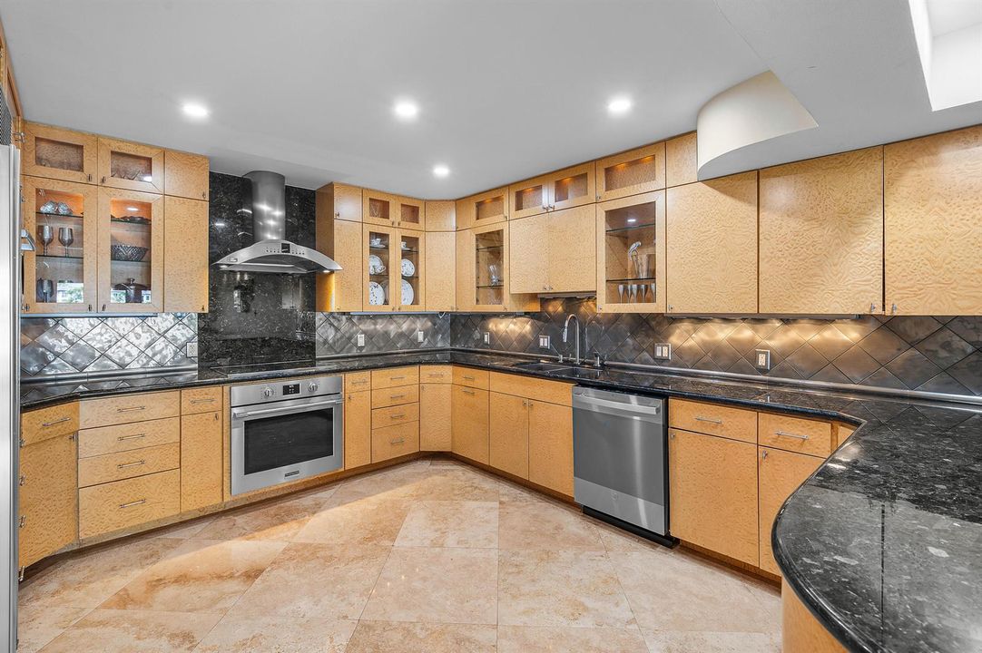 6 - Kitchen