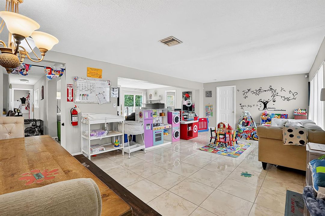 05 family room 01