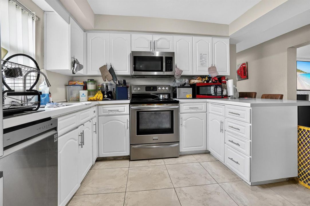 14 Kitchen 02