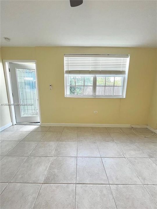 For Rent: $1,350 (1 beds, 1 baths, 1470 Square Feet)