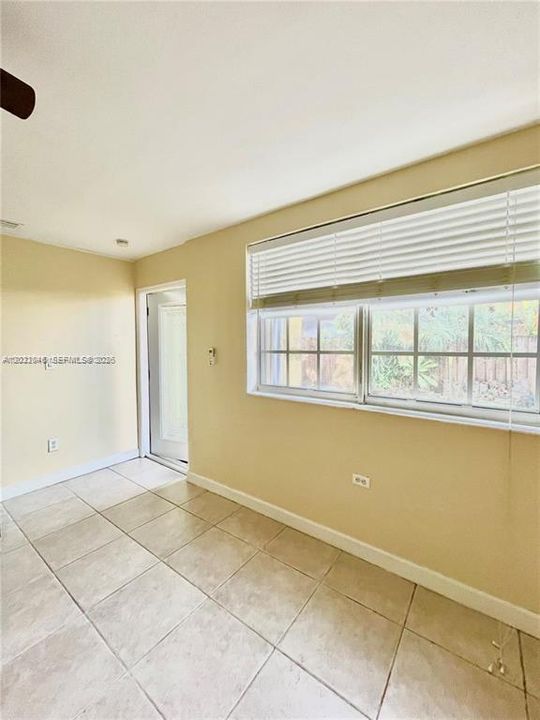 For Rent: $1,350 (1 beds, 1 baths, 1470 Square Feet)