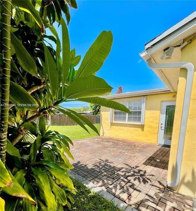 For Rent: $1,350 (1 beds, 1 baths, 1470 Square Feet)