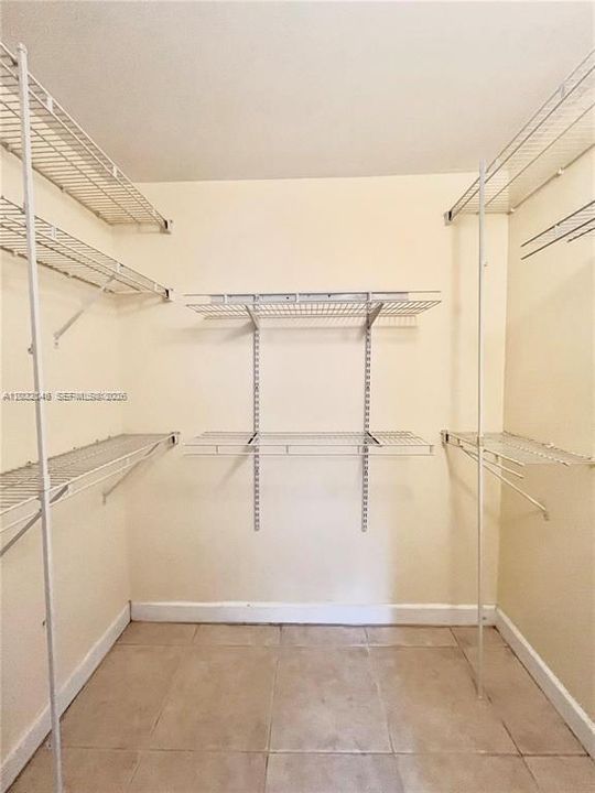 For Rent: $1,350 (1 beds, 1 baths, 1470 Square Feet)