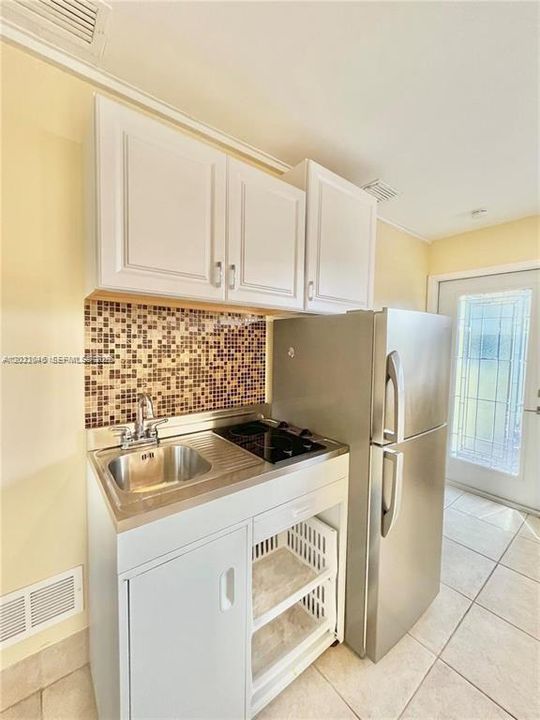 For Rent: $1,350 (1 beds, 1 baths, 1470 Square Feet)