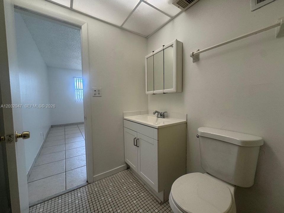 Active With Contract: $1,750 (2 beds, 2 baths, 949 Square Feet)
