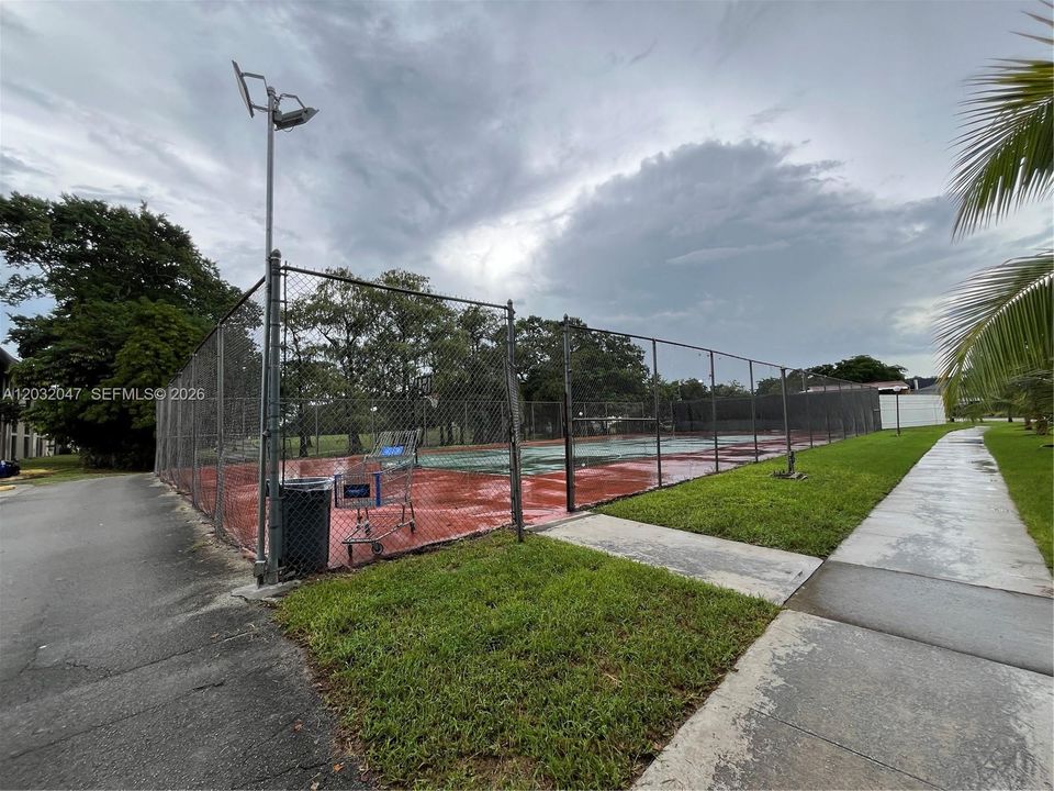 Active With Contract: $1,750 (2 beds, 2 baths, 949 Square Feet)