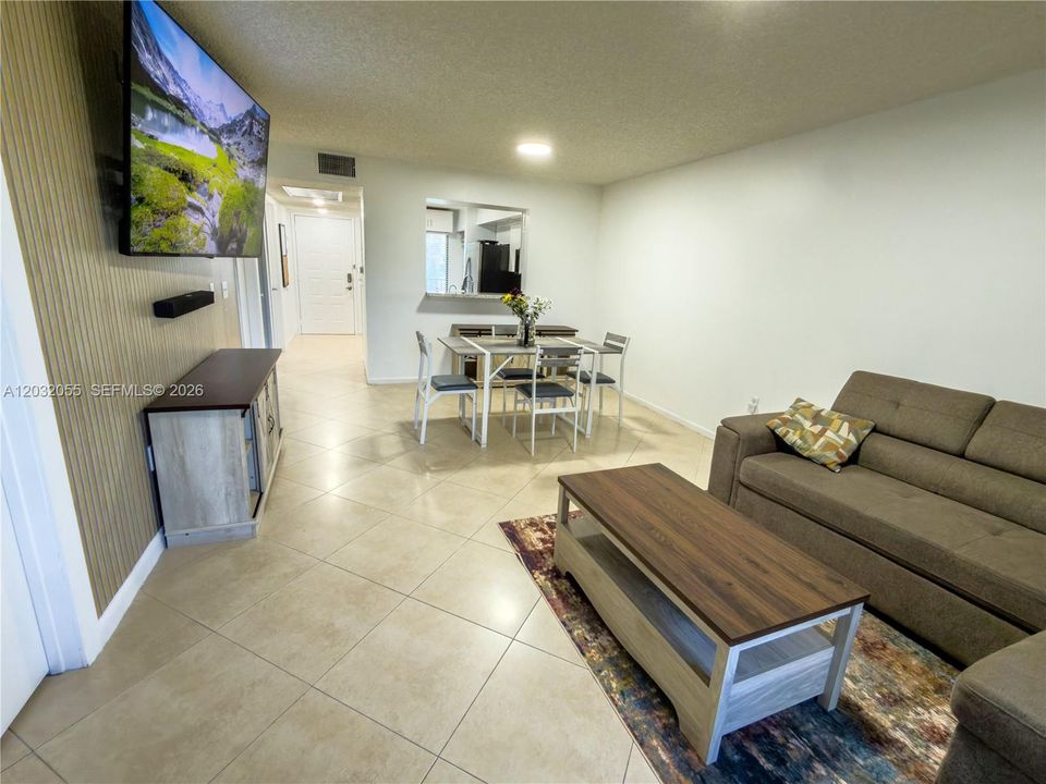 For Sale: $194,500 (2 beds, 1 baths, 1032 Square Feet)