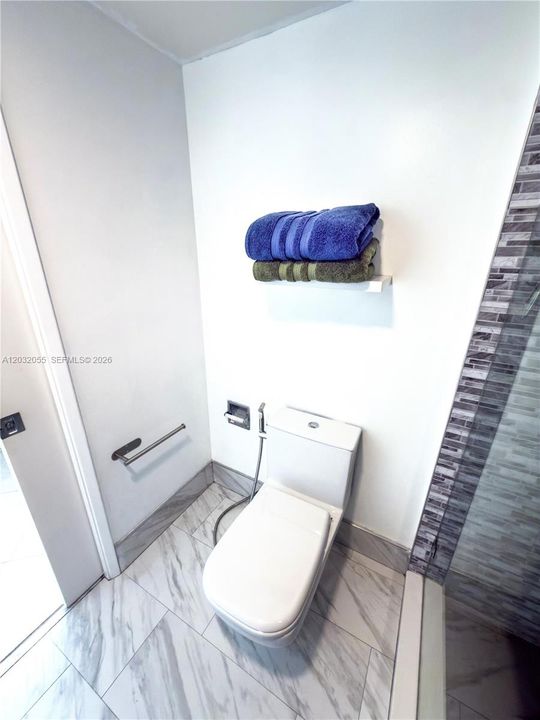 For Sale: $194,500 (2 beds, 1 baths, 1032 Square Feet)
