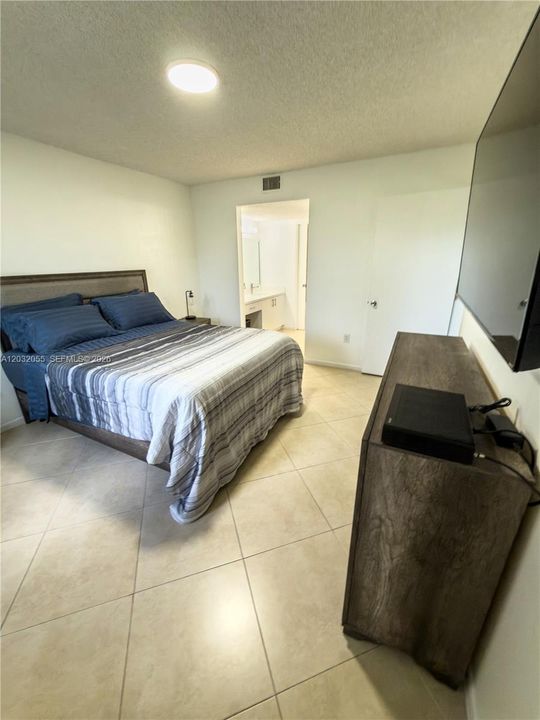 For Sale: $194,500 (2 beds, 1 baths, 1032 Square Feet)