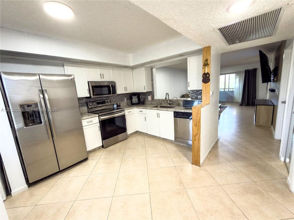 For Sale: $194,500 (2 beds, 1 baths, 1032 Square Feet)