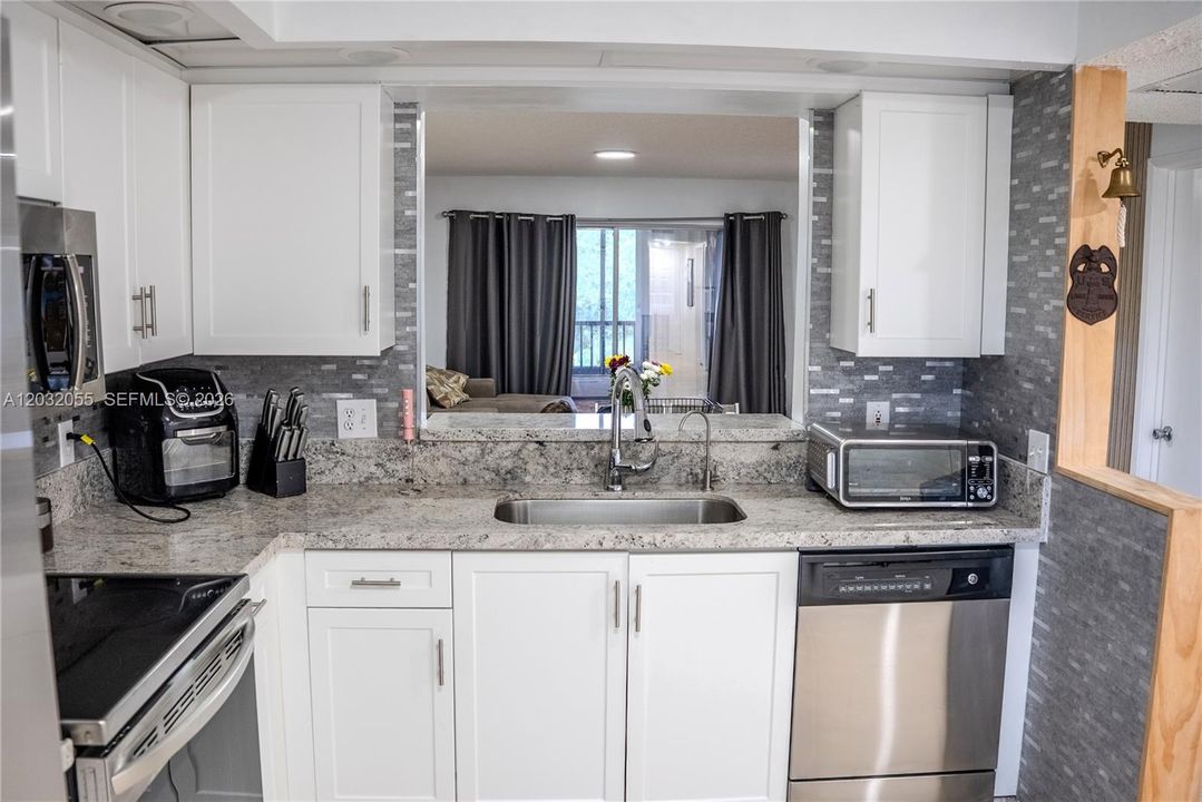 For Sale: $194,500 (2 beds, 1 baths, 1032 Square Feet)
