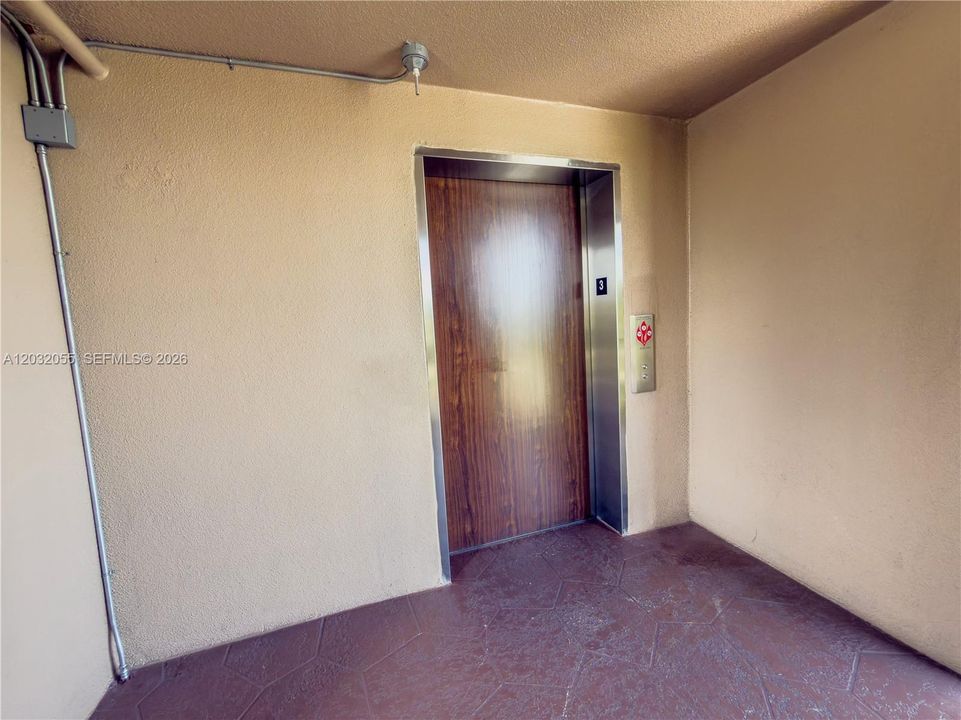 For Sale: $194,500 (2 beds, 1 baths, 1032 Square Feet)