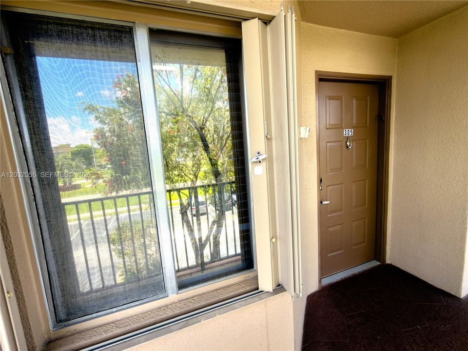 For Sale: $194,500 (2 beds, 1 baths, 1032 Square Feet)