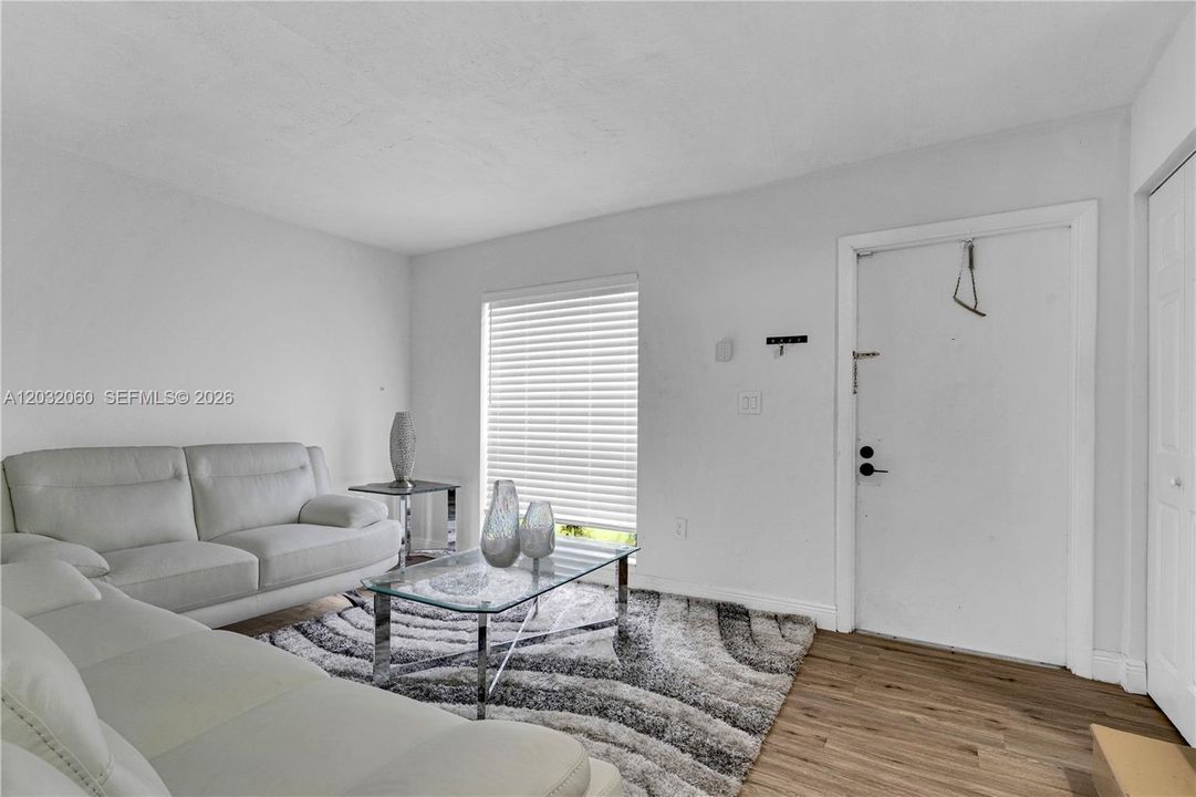 For Rent: $3,500 (3 beds, 1 baths, 1406 Square Feet)