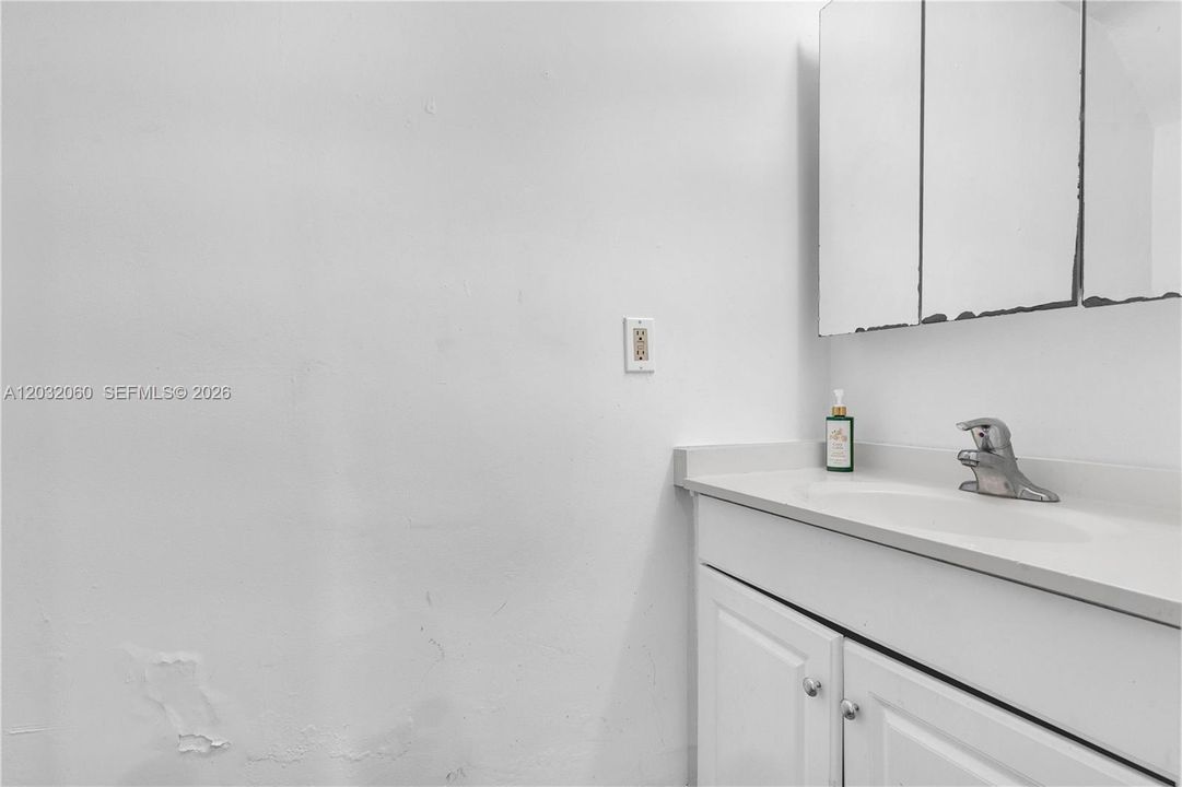 For Rent: $3,500 (3 beds, 1 baths, 1406 Square Feet)