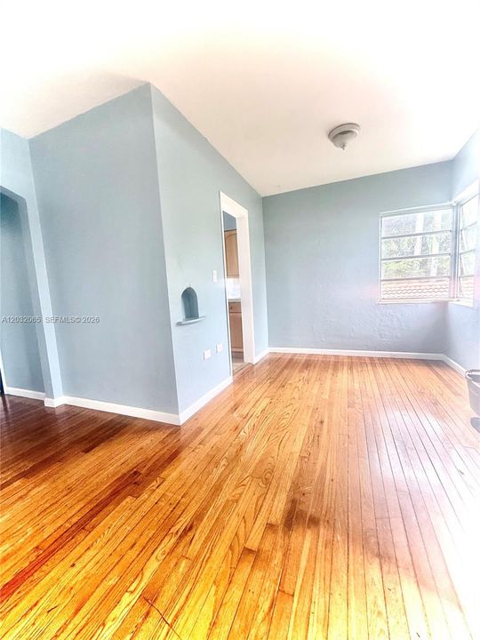 For Rent: $1,900 (1 beds, 1 baths, 700 Square Feet)