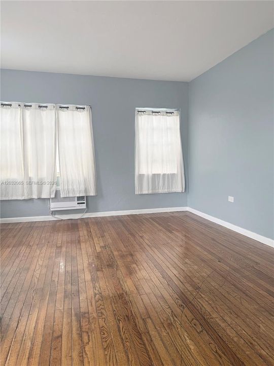 For Rent: $1,900 (1 beds, 1 baths, 700 Square Feet)