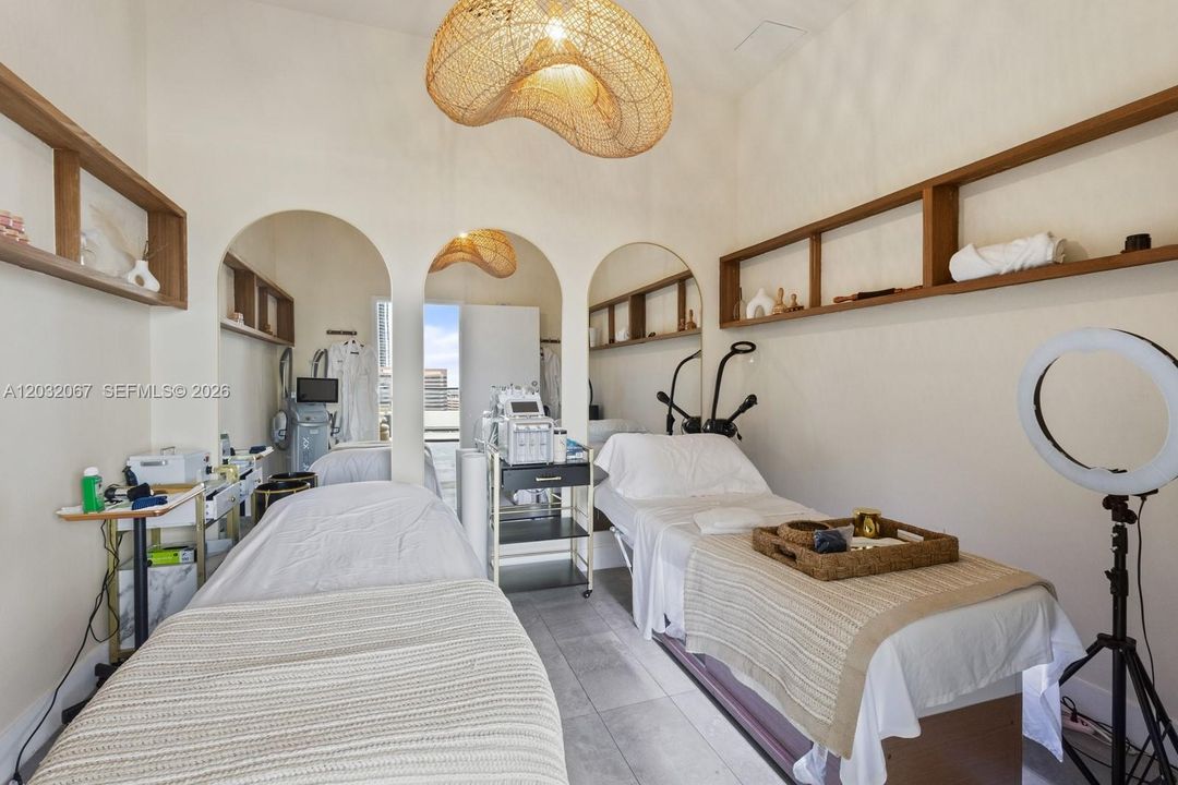 For Sale: $500,000 (0 beds, 1 baths, 220 Square Feet)