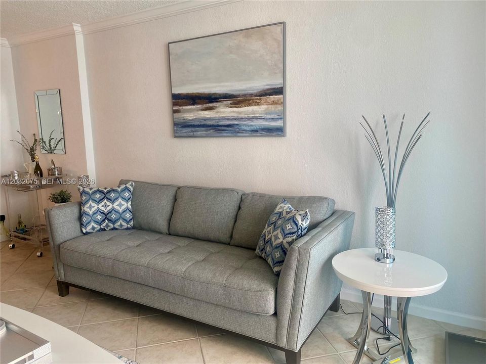For Rent: $2,650 (1 beds, 1 baths, 835 Square Feet)