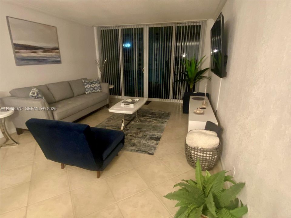 For Rent: $2,650 (1 beds, 1 baths, 835 Square Feet)