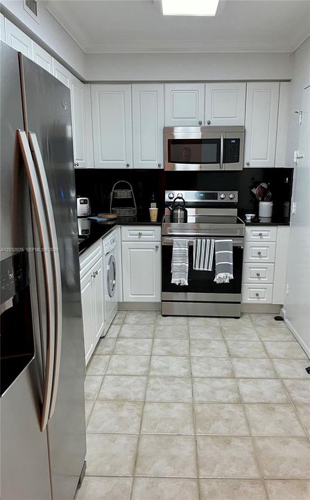 For Rent: $2,650 (1 beds, 1 baths, 835 Square Feet)