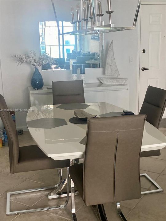For Rent: $2,650 (1 beds, 1 baths, 835 Square Feet)