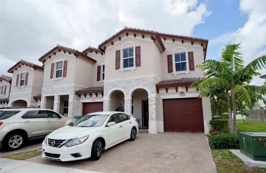 For Sale: $580,000 (3 beds, 2 baths, 1827 Square Feet)