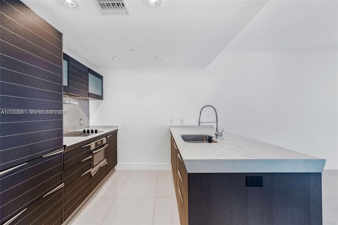 For Rent: $4,000 (1 beds, 1 baths, 799 Square Feet)