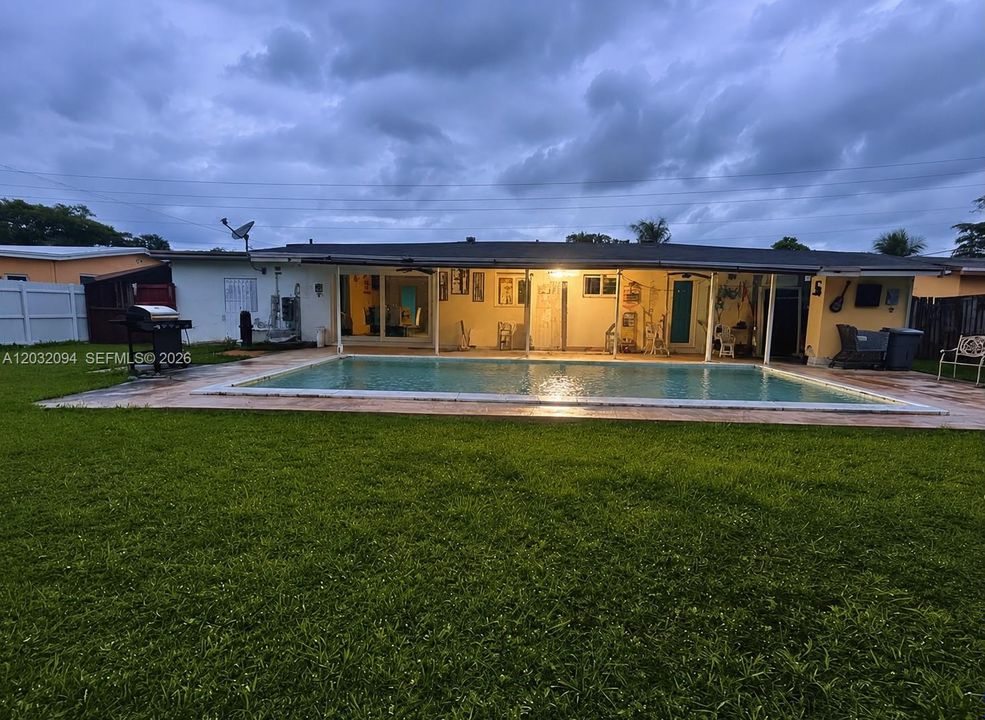 For Sale: $650,000 (3 beds, 2 baths, 1948 Square Feet)