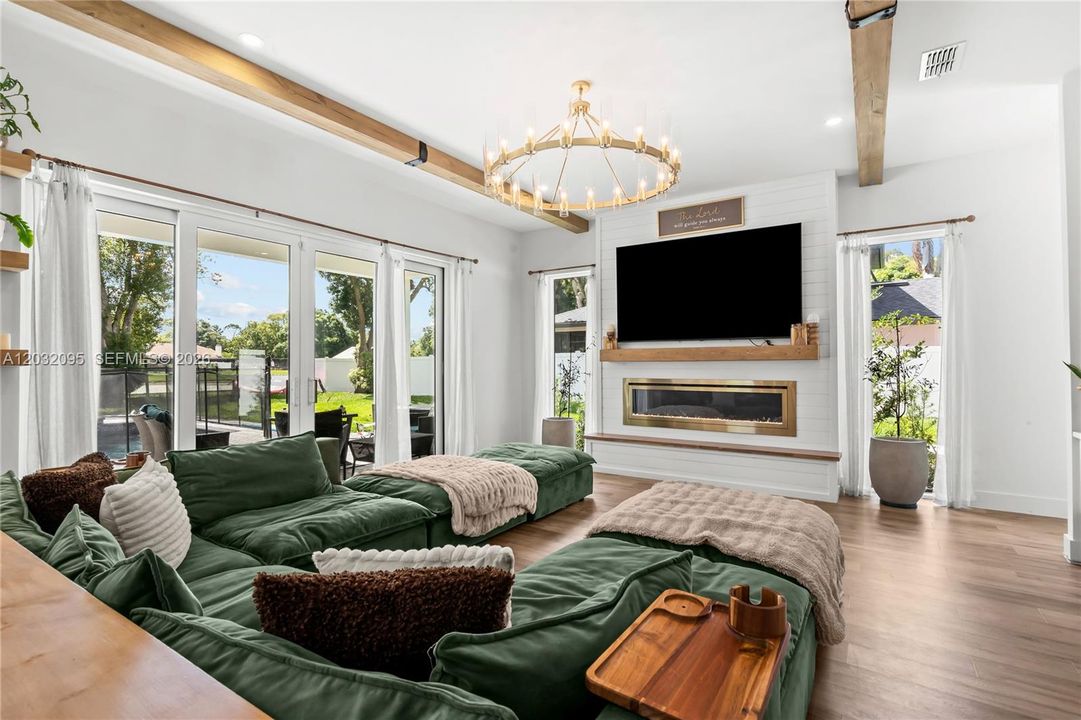 На продажу: $1,299,999 (5 спален, 3 ванн, 0 Квадратных фут)
