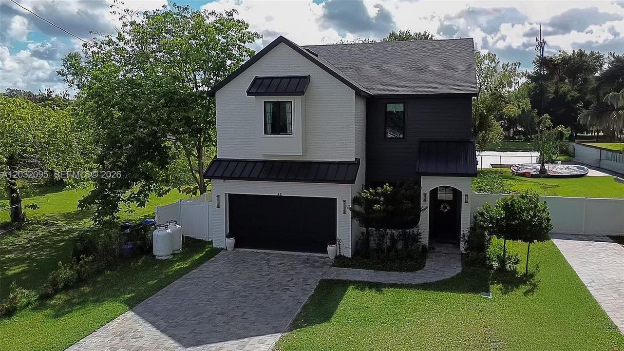 На продажу: $1,299,999 (5 спален, 3 ванн, 0 Квадратных фут)